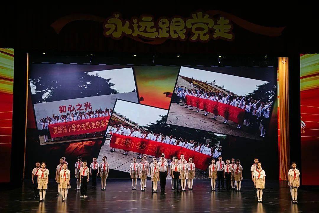 吴雅婷带娃看欧阳娜娜演奏会，姐弟俩近照曝光，长相神似超可爱